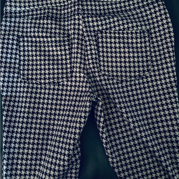 NO BOUNDARIES B/W LEGGINGS - Picture 5 of 7